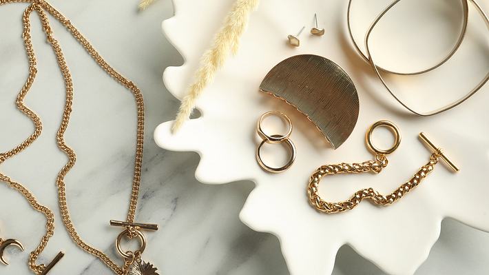 Schmuck Trends 2023 als Flatlay - Foto: iStock/Liudmila Chernetska