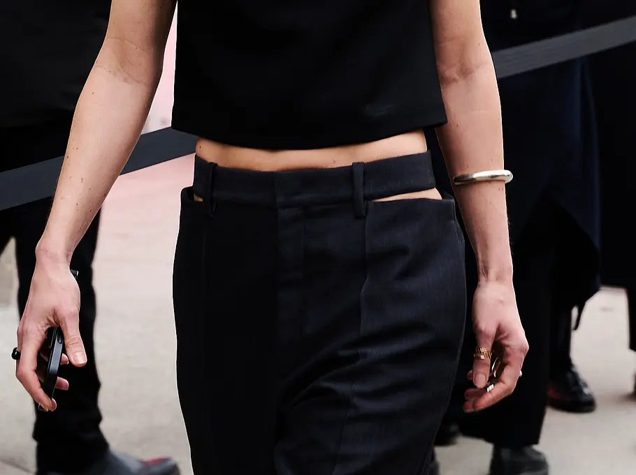 Schmucktrends 2026: Streetstyle von einer Frau mit einem Armreif
