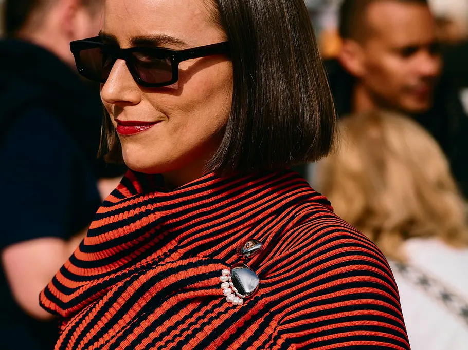 Schmucktrends 2026: Streetstyle mit einer Frau und einer Brosche