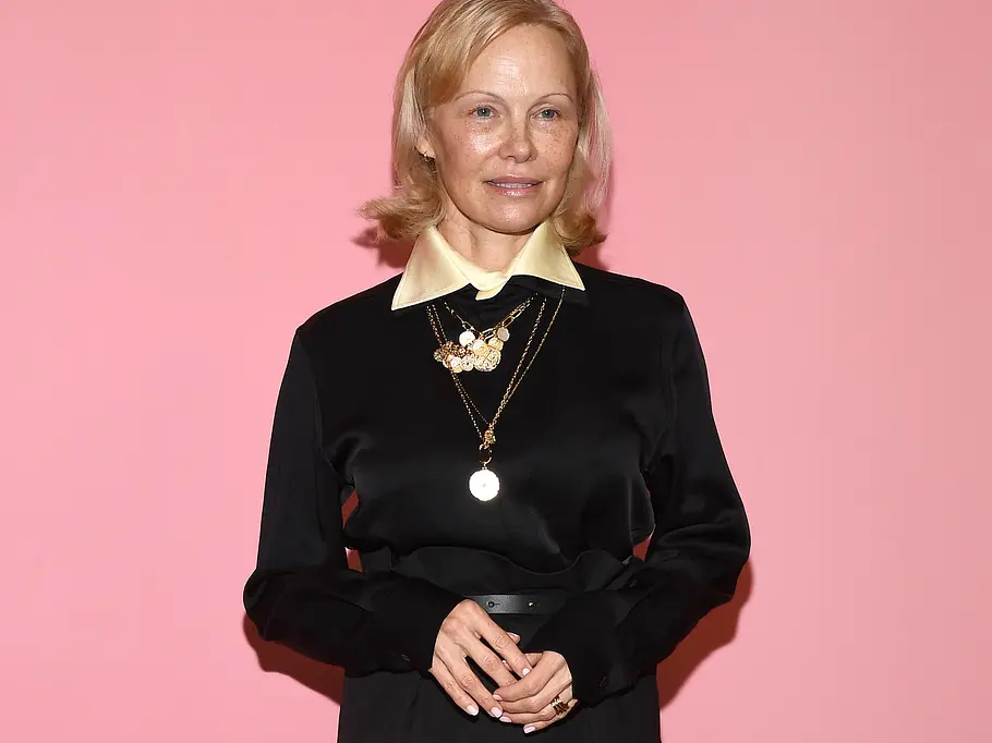 Schmucktrends 2026: Ketten-Layering an Pamela Anderson