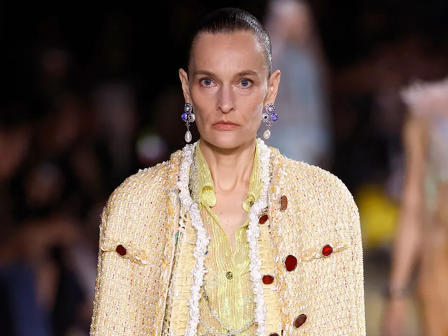 Model auf dem Laufsteg mit Schmuck mit Edelsteinen bei Chanel