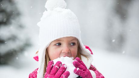 Schnee essen ist nicht unbedingt gesund. (Themenbild) - Foto: BanksPhotos/iStock
