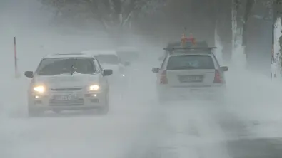 IMAGO / Bernd März - Foto: Autos im Schneesturm