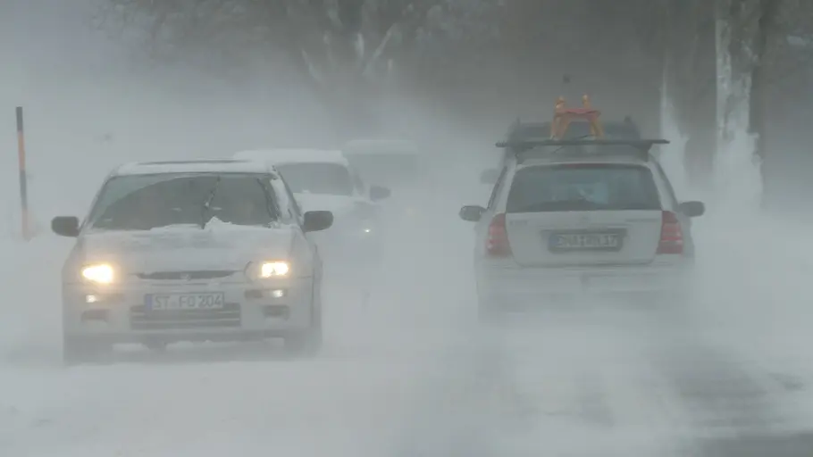 Autos im Schneesturm IMAGO / Bernd März