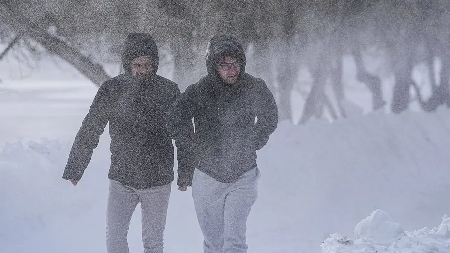 Zwei Männer in einem Schneesturm Zwei Männer in einem Schneesturm