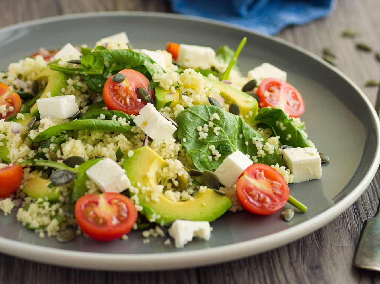 Schnelle Rezepte zum Vorkochen fürs Büro: Leckerer Couscous-Salat mit Pesto Schnelle Rezepte zum Vorkochen fürs Büro: Leckerer Couscous-Salat mit Pesto
