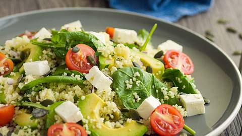 Schnelle Rezepte zum Vorkochen fürs Büro: Leckerer Couscous-Salat mit Pesto - Foto: iStock/haoliang