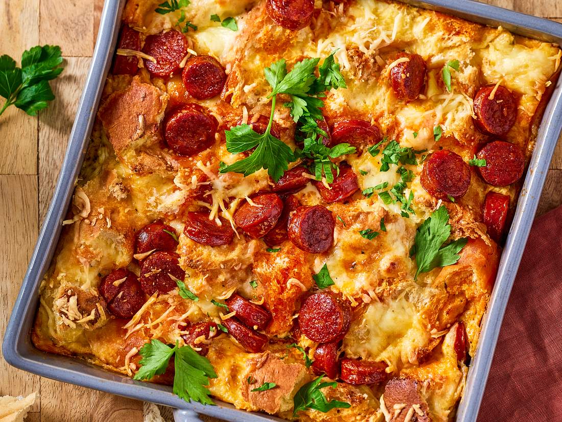 Schneller Brotauflauf: Rezept mit Chorizo-Wurst Schneller Brotauflauf: Rezept mit Chorizo-Wurst