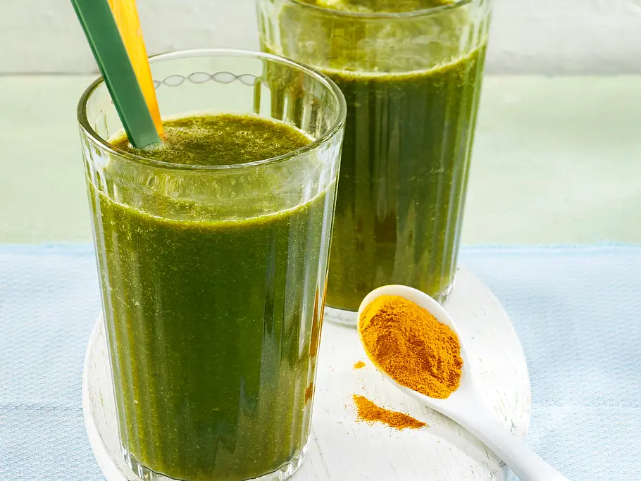Schneller Grünkohl Smoothie mit Mango und Kurkuma Schneller Grünkohl Smoothie mit Mango und Kurkuma