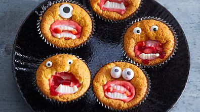 Schnelles Halloween Rezept für Vampir Cupcakes - Foto: Bauer Media Group Schnelles Halloween Rezept für Vampir Cupcakes - Foto: Bauer Media Group