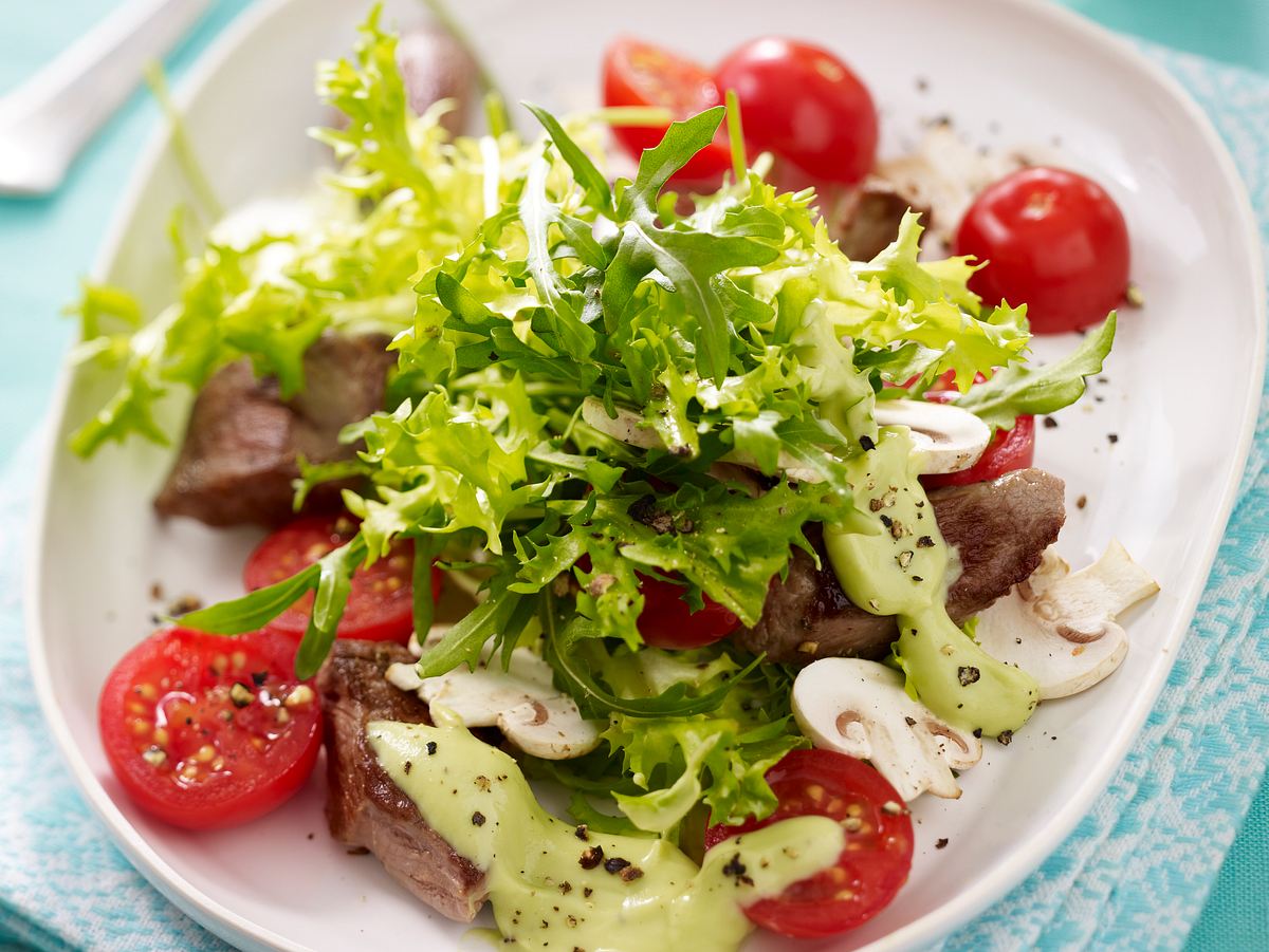 Schnelles LCHF Rezept: Französischer Salat mit Lammfilet und Avocado-Joghurtsoße