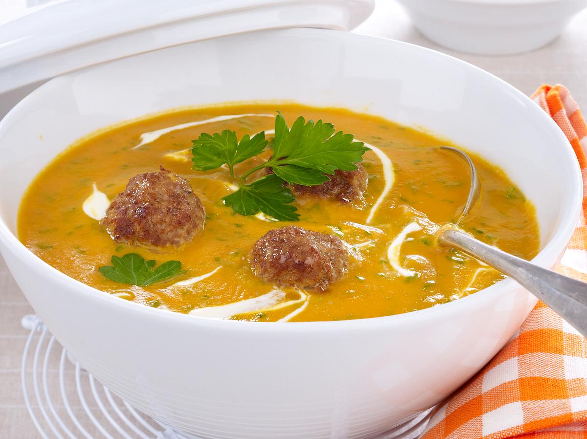 Schnelles Rezept für cremige Hackfleisch-Kürbissuppe