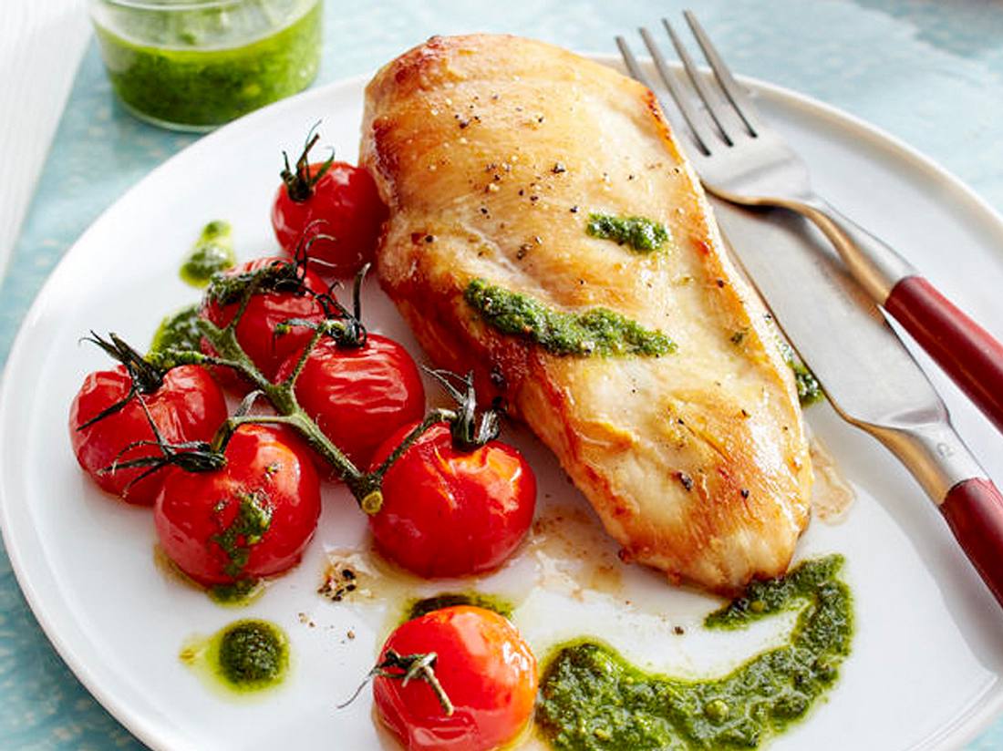 Blitzschnell und Low-Carb: Das Tomatenhuhn schmeckt fruchtig mediterran. Blitzschnell und Low-Carb: Das Tomatenhuhn schmeckt fruchtig mediterran.