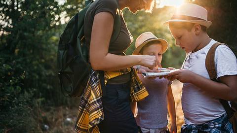 Schnitzeljagd Kindergeburtstag - Foto: iStock/ supersizer