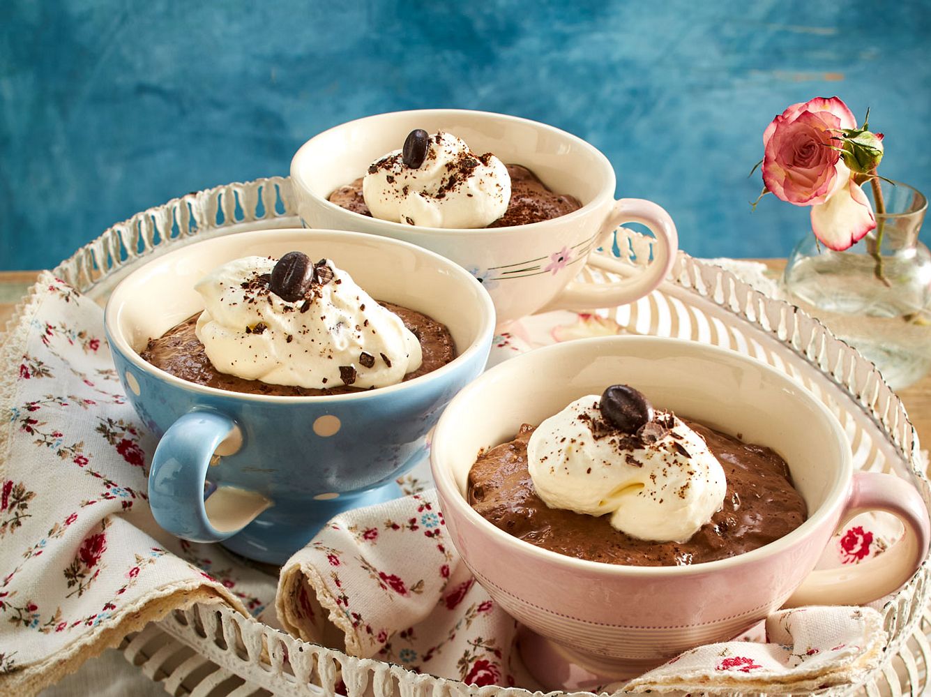 Pudding selber machen? Kein Problem! Und für alle, die es süß und mit Coffeinkick mögen, gibt es diese Variante.