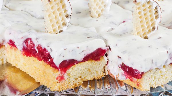 Schokoküsse können ganz leicht in einen leckeren Blechkuchen verwandelt werden. - Foto: iStock/sasel77