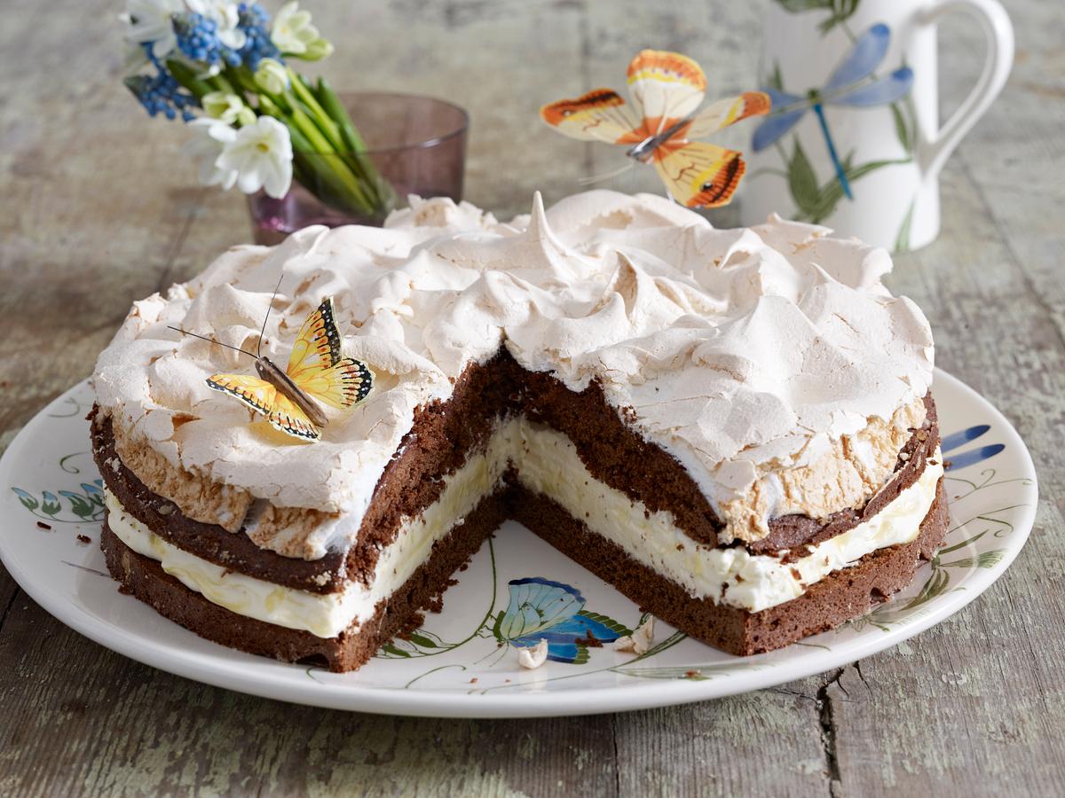 Schokoladen-Schneemousse-Torte mit Eierlikör-Sahne