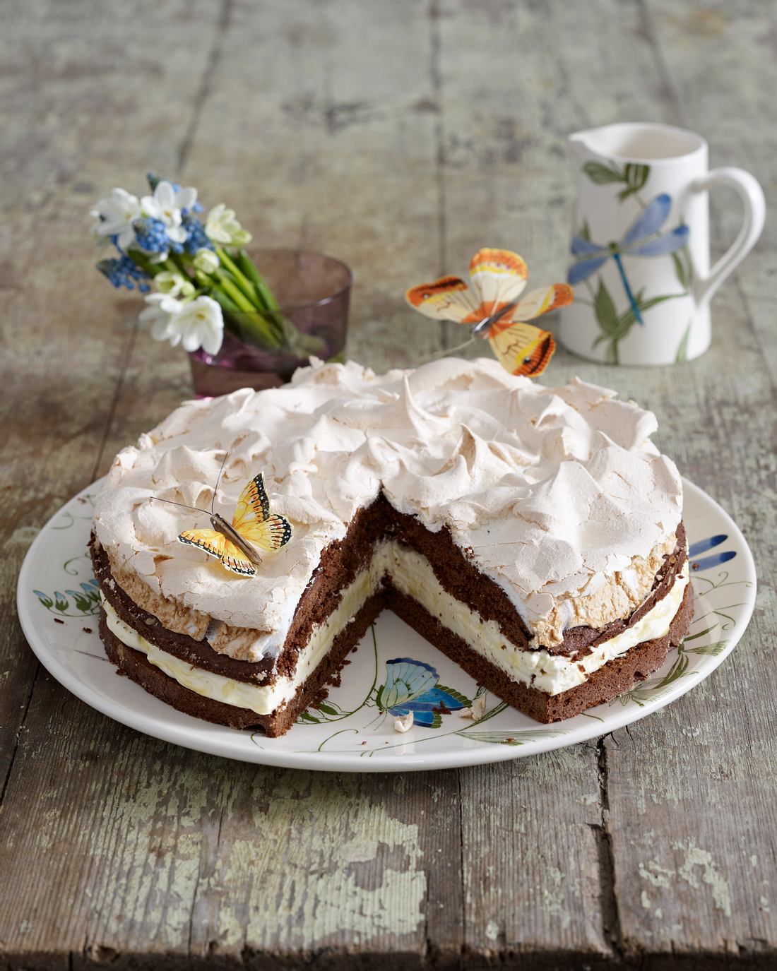 Schokoladen-Schneemousse-Torte mit Eierlikör-Sahne Schokoladen-Schneemousse-Torte mit Eierlikör-Sahne