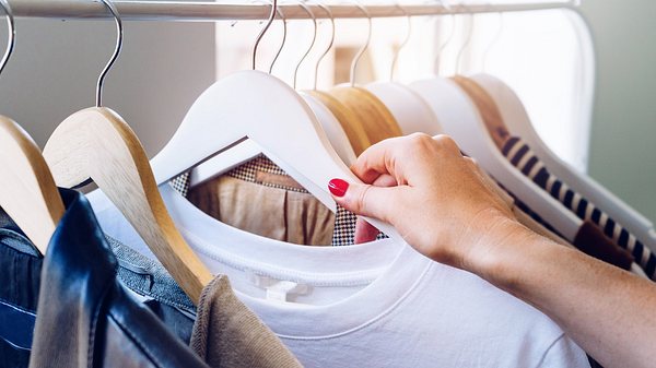 Schrank ausmisten: Eine ideale Beschäftigung, wenn du alleine bist. - Foto: Circle Creative Studio/iStock