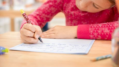 Schreiblernfüller mit Mädchen - Foto: iStock/HappyKids 