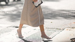 Cinderella Pumps: Dieser märchenhafte Schuh-Trend lässt die Herzen aller Frauen höher schlagen - Foto:  Edward Berthelot/Getty Images