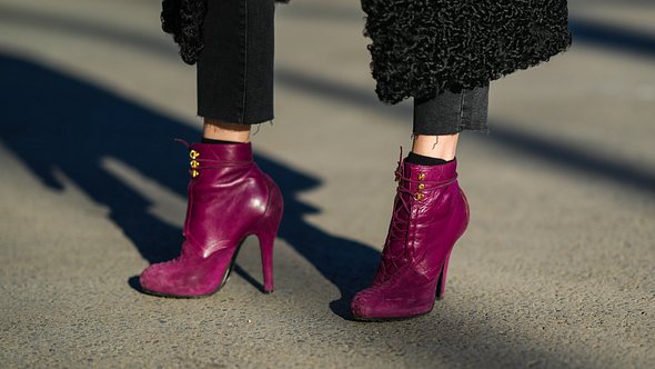 Diese 5 Schuh-Trends machen 2022 alle Frauen verrückt! - Foto:  Edward Berthelot/iStock