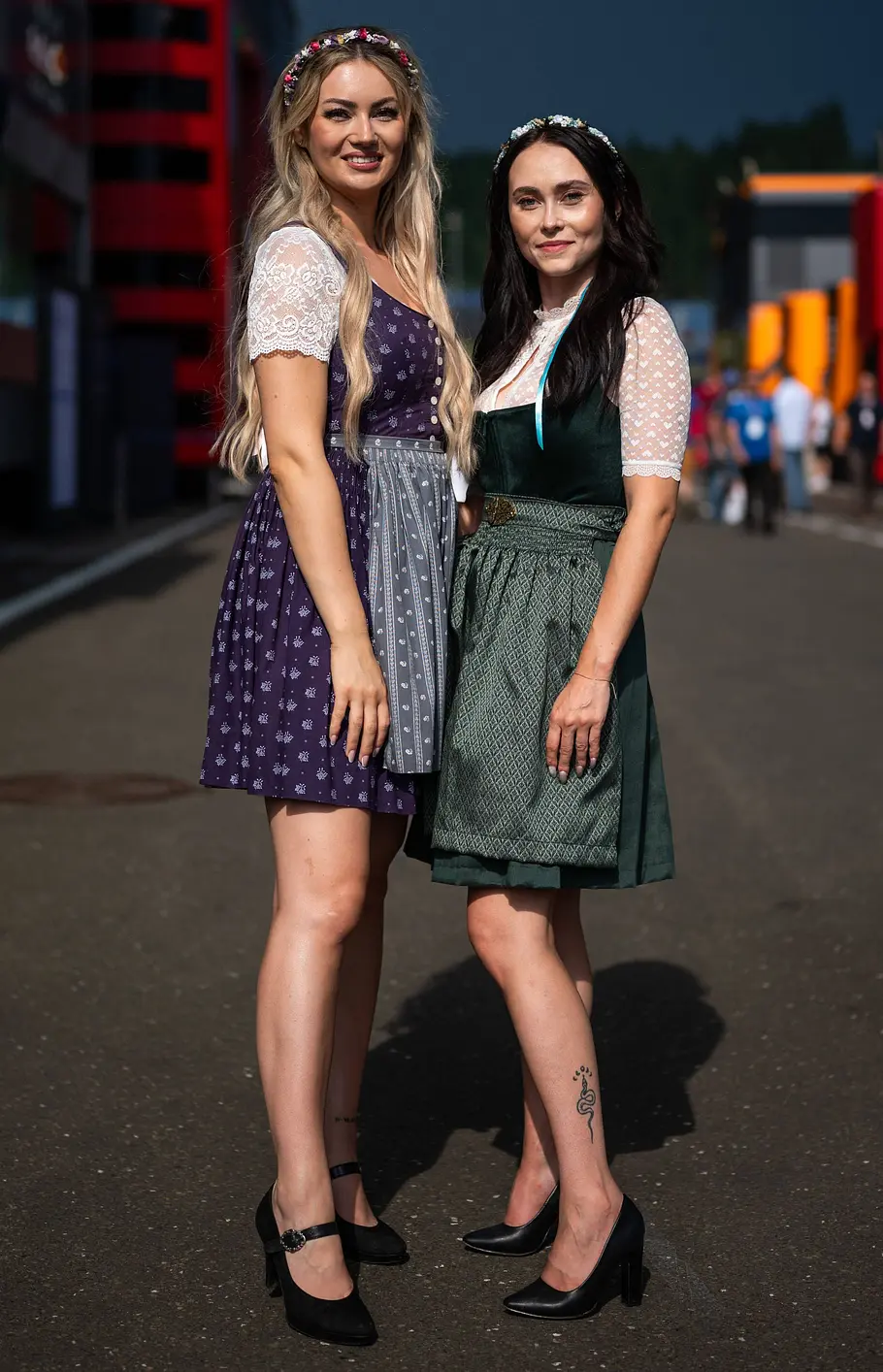 Schuhe zum Dirndl an zwei Frauen auf dem Oktoberfest