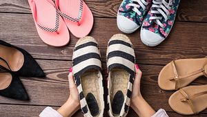 Schuhgeruch entfernen:Diese Methoden funktionieren garantiert! - Foto: LeszekCzerwonka/iStock