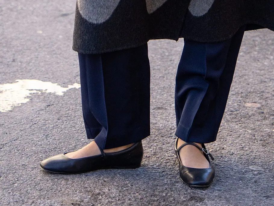 Schuhtrends 2026: Schwarze Ballerinas an einer Frau auf der Straße