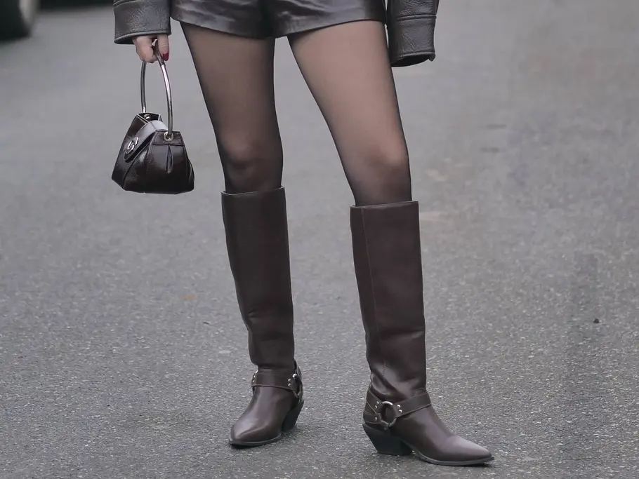Schuhtrends 2026: Braune Biker Boots an einer Frau auf der Straße