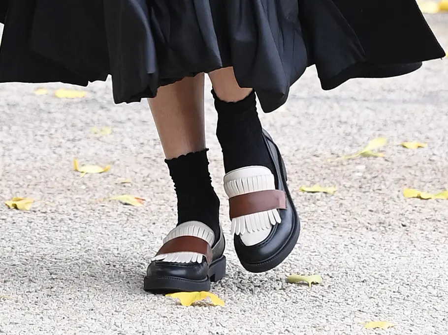 Schuhtrends 2026: Loafer an einer Frau auf der Straße