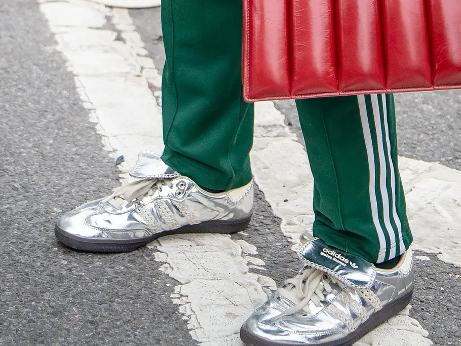 Schuhtrends 2026: Retro Sneaker an einer Frau auf der Straße