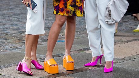 Hoch hinaus: Plateau-Schuhe liegen diesen Sommer im Trend - Foto: Christian Vierig/Getty Images