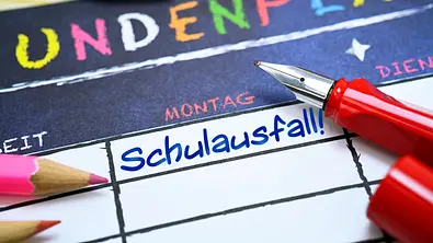 Schulausfall auf einem Stundenplan - Foto: IMAGO / Christian Ohde