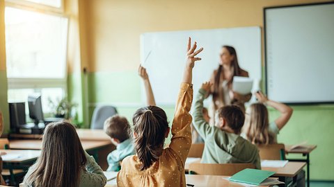 Erschreckend! Immer mehr Schulkinder brauchen noch eine Windel - Foto: iStock/Nikada 