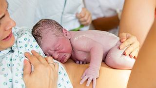 Schulterdystokie: Trotz der Geburtskomplikation geht die Geburt in den allermeisten Fällen gut. (Symbolbild) - Foto: tatyana_tomsickova/iStock