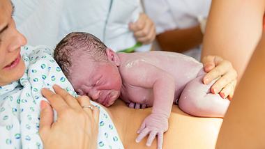 Schulterdystokie: Trotz der Geburtskomplikation geht die Geburt in den allermeisten Fällen gut. (Symbolbild) - Foto: tatyana_tomsickova/iStock