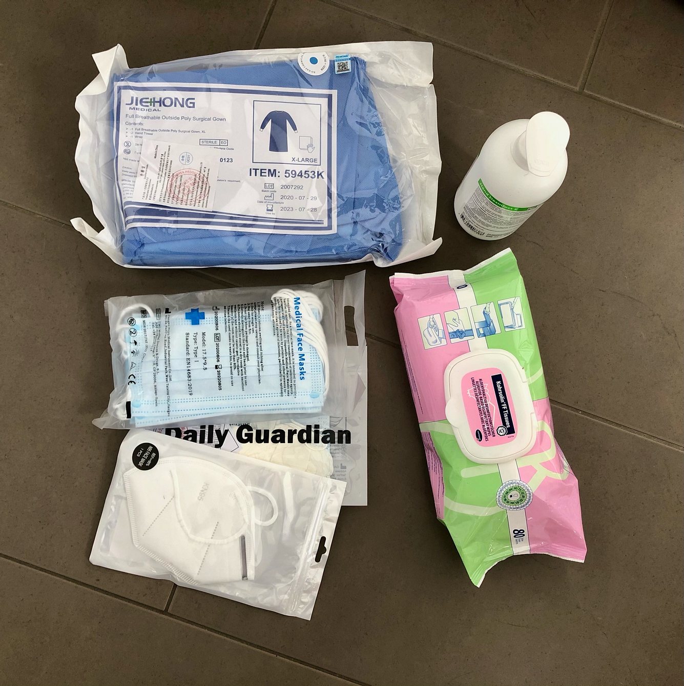 Neben den Masken muss Judith Wyss-Kaufmann bei einigen Hausbesuchen auch einen Schutzanzug tragen.