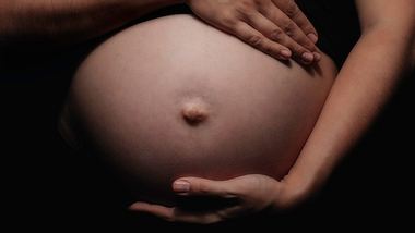 Dieser Schwangerschaftsbauchnabel ist ein trauriges Beispiel - Foto: Istock