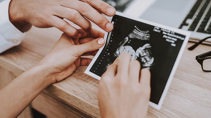 Wann musst du den Arbeitgeber über deine Schwangerschaft informieren? - Foto: vadimguzhva/iStock