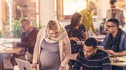 Schwangere Frau bei der Arbeit - Foto: vm/iStock