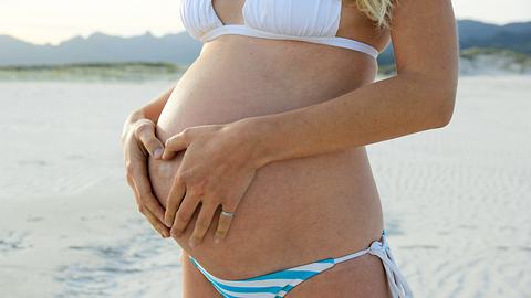 Schwangerschaftsstreifen vorbeugen: Tipps von Experten - Foto: iStock/ LucidSurf 
