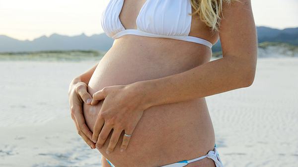 Schwangerschaftsstreifen vorbeugen: Tipps von Experten - Foto: iStock/ LucidSurf 