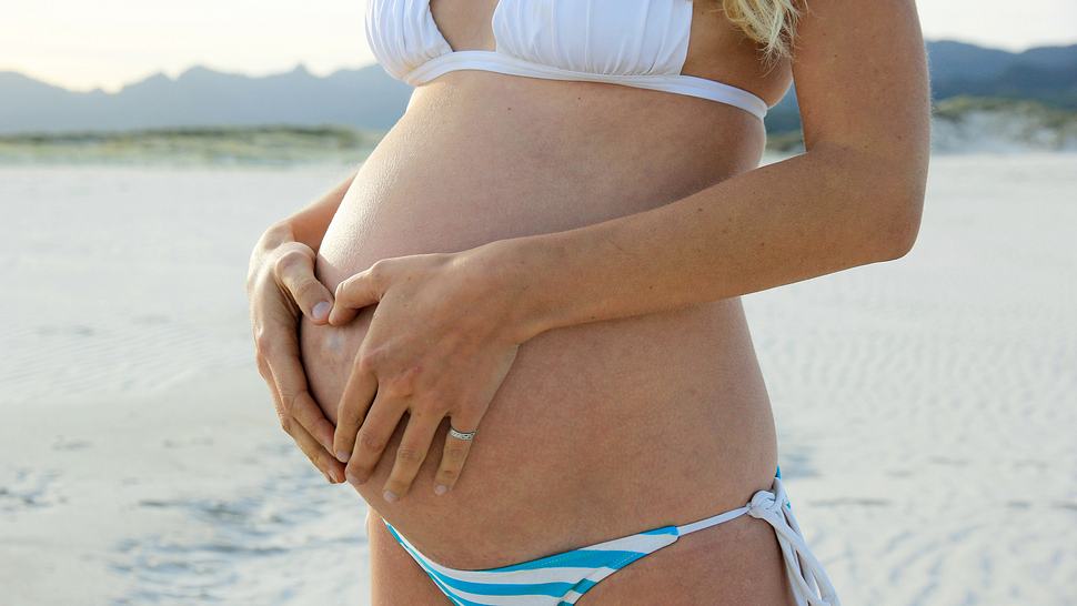 Schwangerschaftsstreifen vorbeugen: Tipps von Experten - Foto: iStock/ LucidSurf 