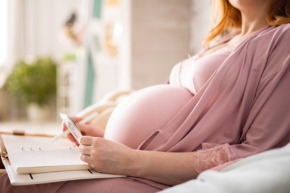 schwangere mit Schwangerschaftstagebuch 