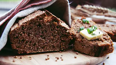 Schwarzbrot backen: Das leckere dunkle Roggenbrot ist im Baltikum sehr beliebt - Foto: ARTindividual/iStock Schwarzbrot backen: Das leckere dunkle Roggenbrot ist im Baltikum sehr beliebt - Foto: ARTindividual/iStock
