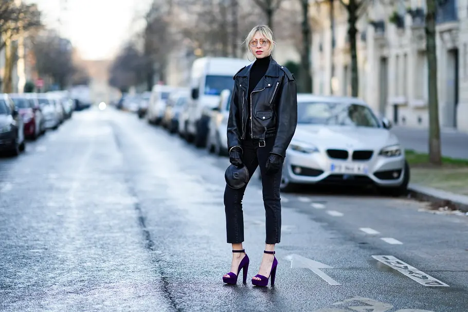 Schwarze Jeans und Lederjacken kombinieren Schwarze Jeans und Lederjacken kombinieren.