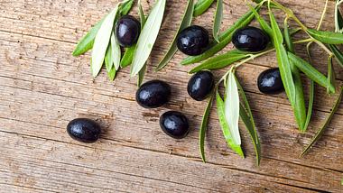 Schwarze Oliven sind nicht immer eingefärbt. - Foto: iStock/Creative-Family