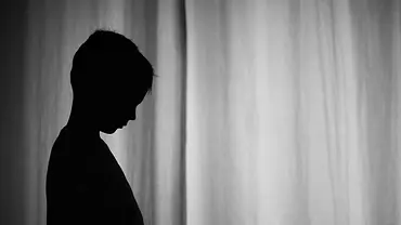 Trauriger Junge allein vor einem Vorhang - Foto: kieferpix/iStock Trauriger Junge allein vor einem Vorhang - Foto: kieferpix/iStock