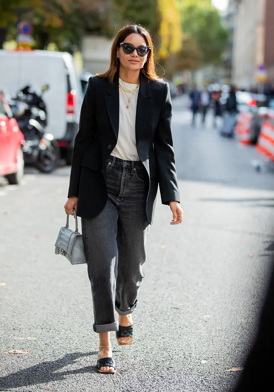 Schwarzen Blazer mit grauer Jeans kombinieren Ein schwarzer Blazer passt perfekt zu einer lässigen grauen Jeans.